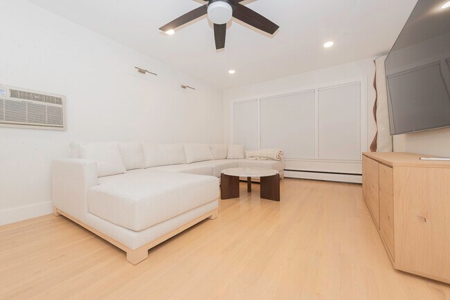 Building Photo - 4030 N Mozart St