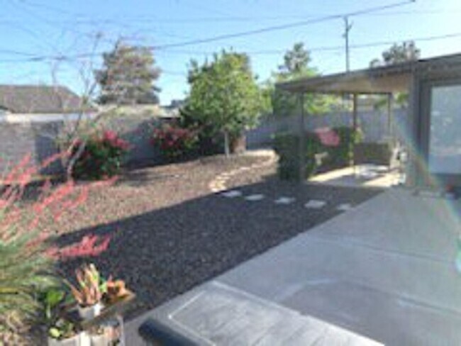 Building Photo - 4247 E Montecito Ave