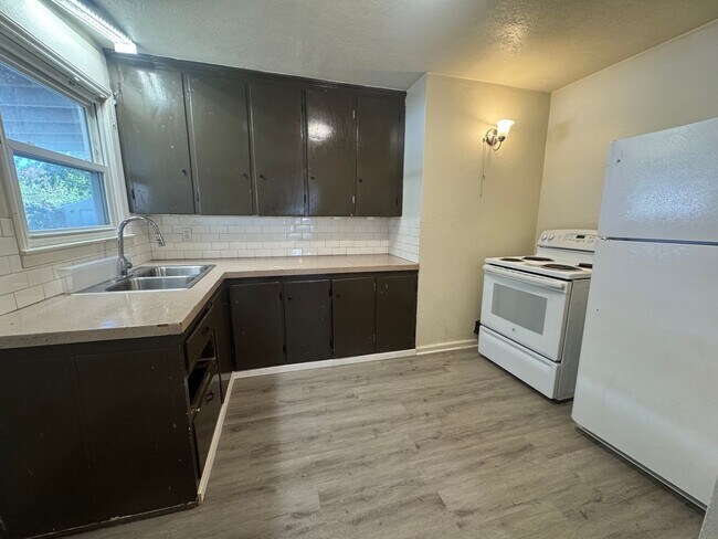 Building Photo - Charming 2-bedroom, 1-bathroom Ground Floor Apartment in Independence