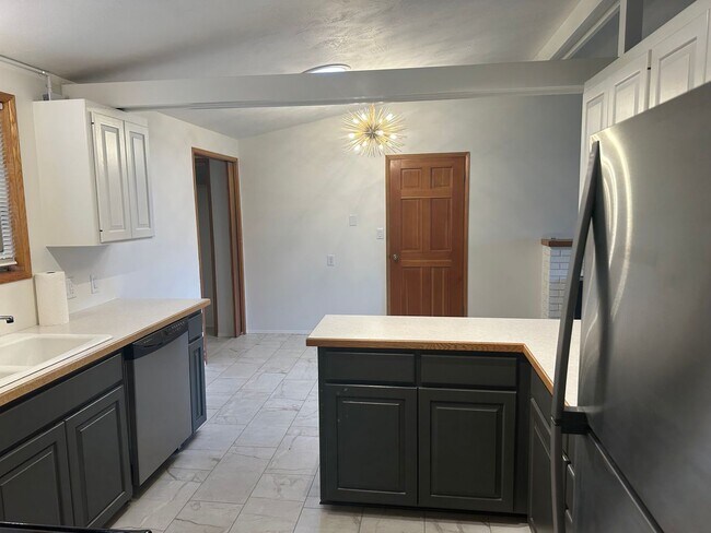 Building Photo - 3 bed, 1 bath house in a great neighborhood!