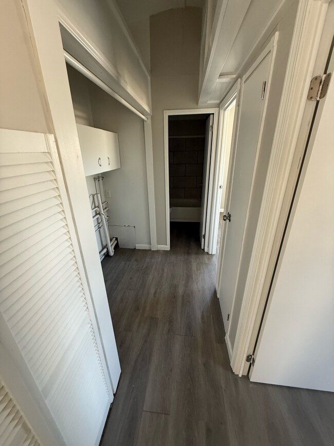 Building Photo - 904 E Gerhart St