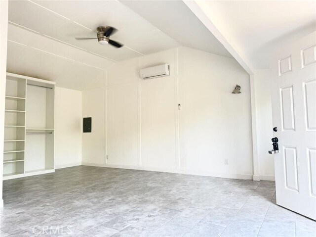 Building Photo - 3233 E Cameron Ave