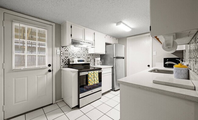 Building Photo - 11934 Hearn Rd