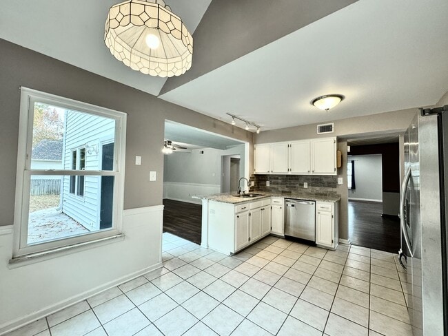 Building Photo - Ready NOW! A 4/2.5 in Glenwood! A Pet Friendly Home w/a HUGE Fenced Yard, Attached Garage!