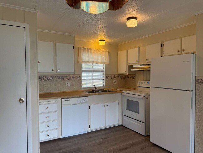 Building Photo - Cozy 2 Bedroom, 2 Bathroom Gem in St. Cloud – Your Perfect Retreat Awaits!