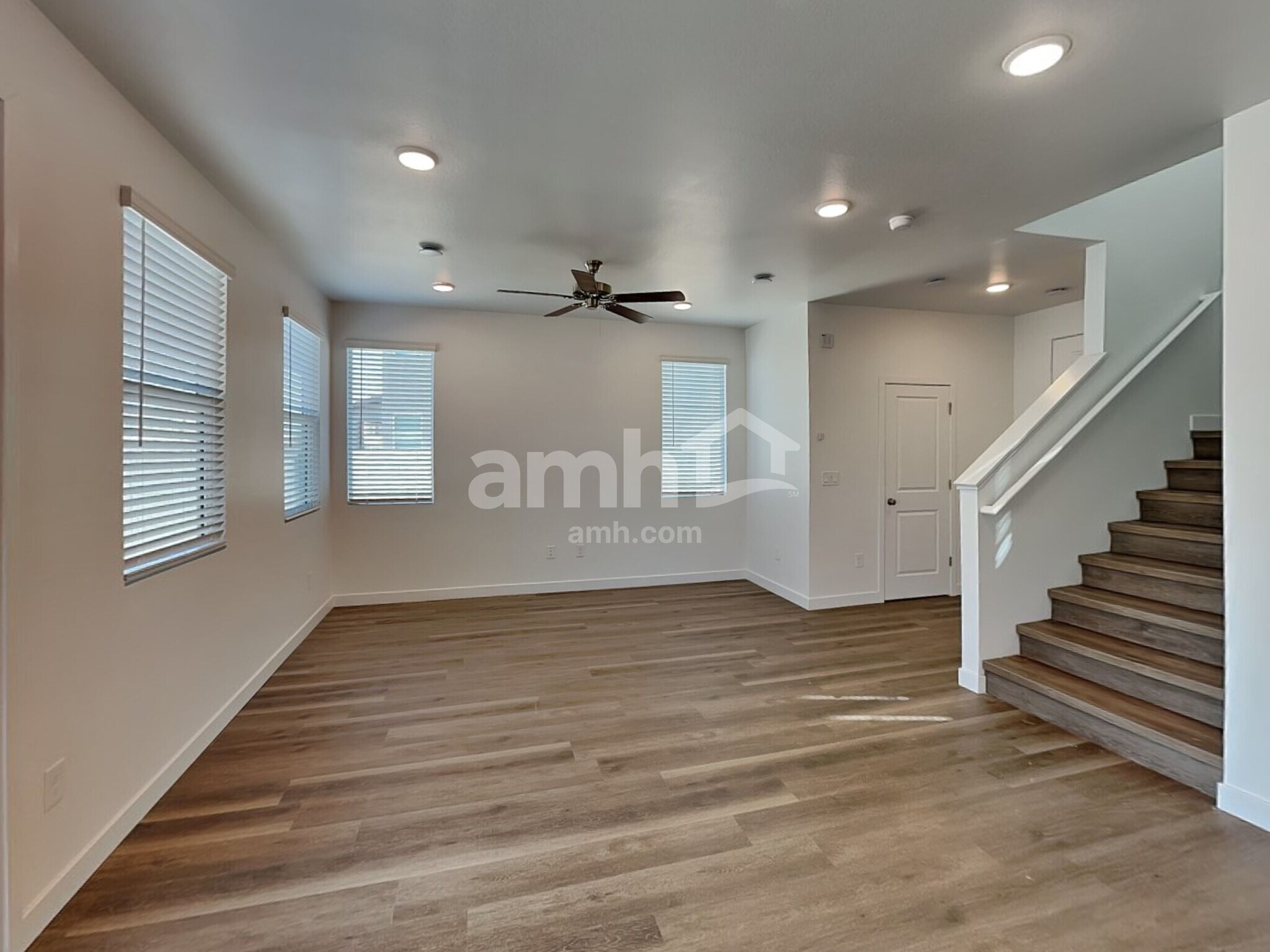 Building Photo - 18450 W El Cortez Pl