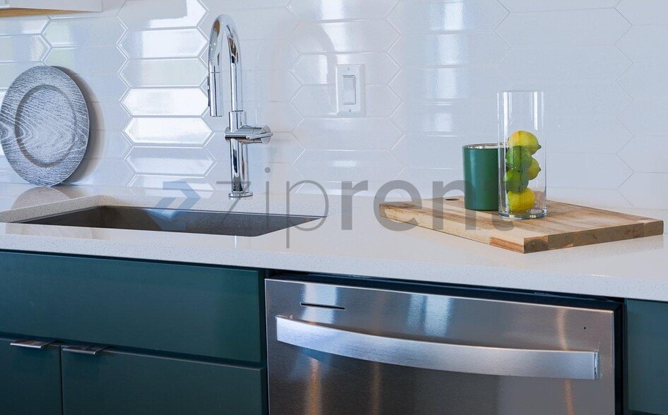 Building Photo - Unit B