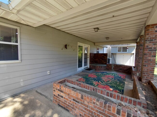 Building Photo - Single Family Home!