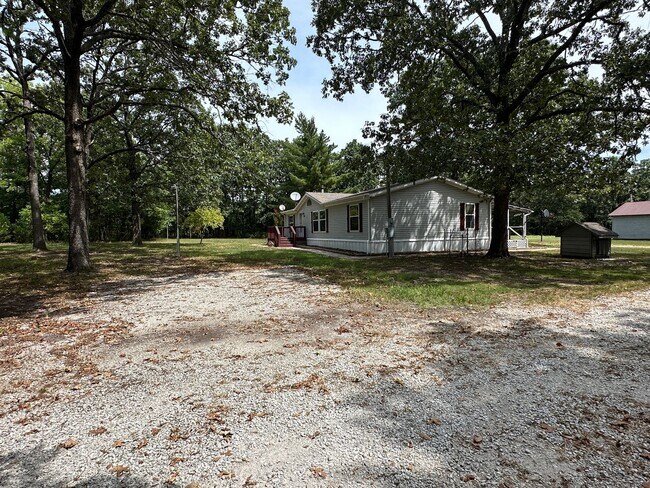 Building Photo - $1,350 / Month | 3 Bed · 2 Bath · 1,375 Sq...