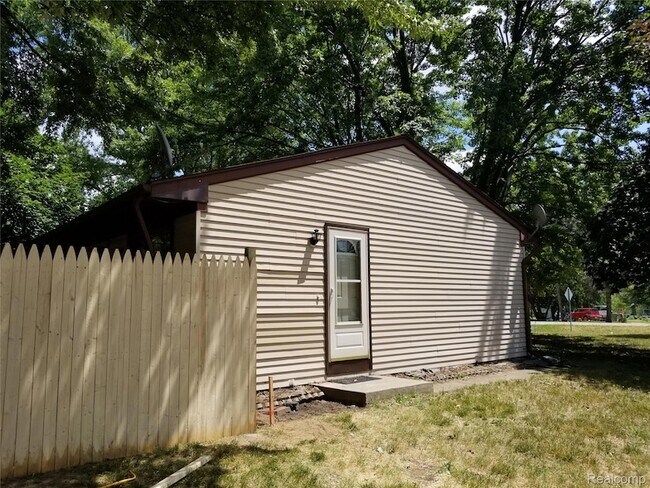 Building Photo - 3231 W Utica Rd