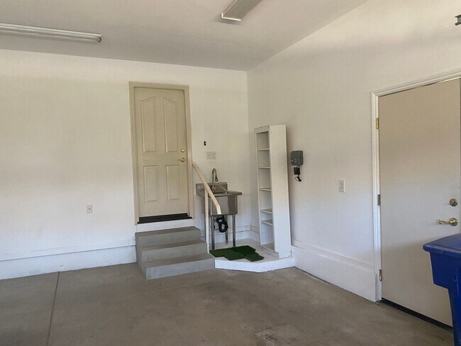 Building Photo - Beautiful Lakefront Home in the Vineyard! 55+ community