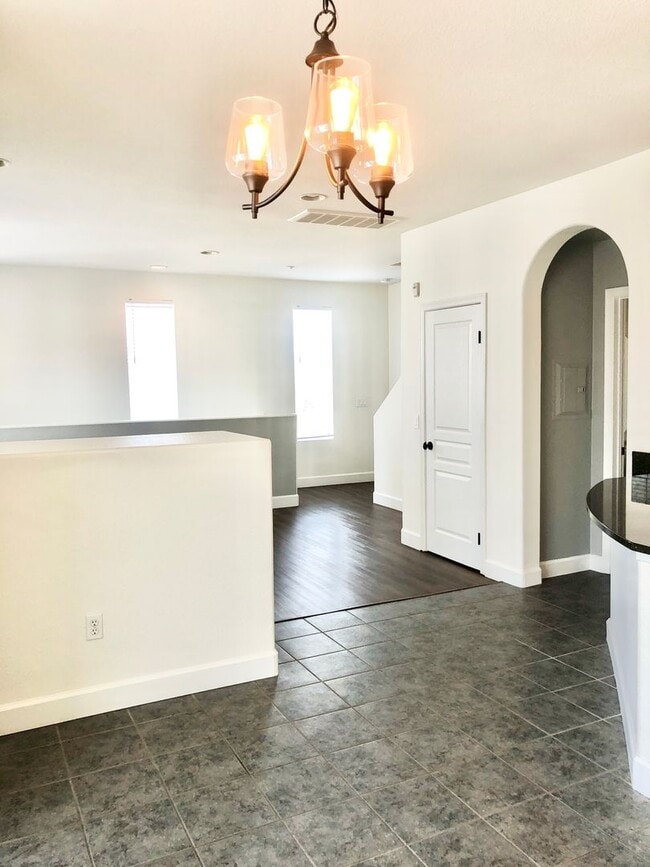 Building Photo - Beautifully Upgraded & Appointed End Condo...