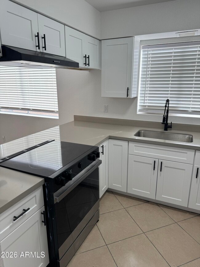 Building Photo - 615 N Arrowhead Dr