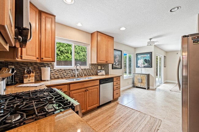 Building Photo - 49035 Tango Ct