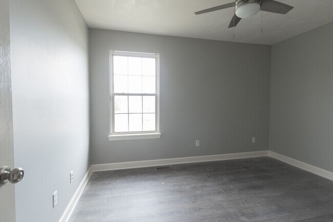 Building Photo - Condominium Convenience in Columbia!