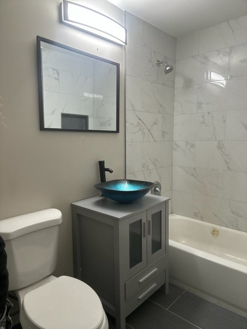 Building Photo - 1379 River Dr