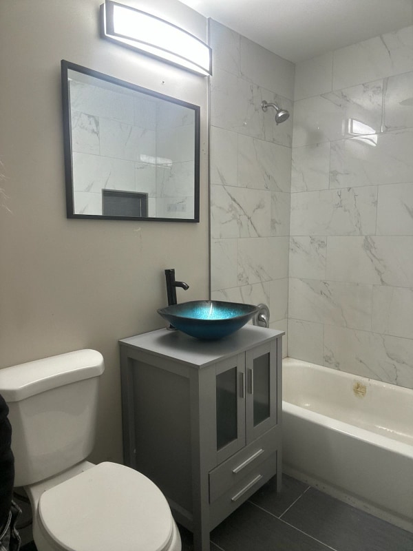 Building Photo - 1379 River Dr