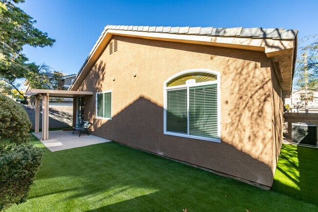 Building Photo - SUMMERLIN BEAUTY*UPGRADED*COMMUNITY POOL*3 BEDROOMS*STAINLESS STEEL APPLIANCES*