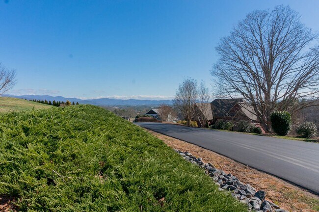 Building Photo - Spacious Home with Stunning Views