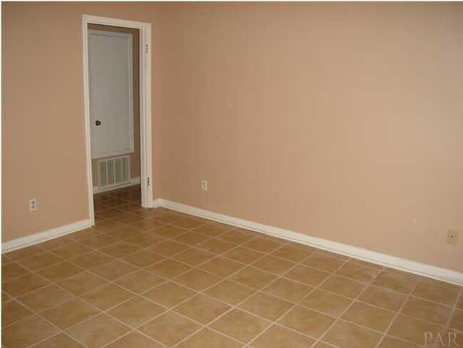 Building Photo - In the Heart of Gulf Breeze Proper