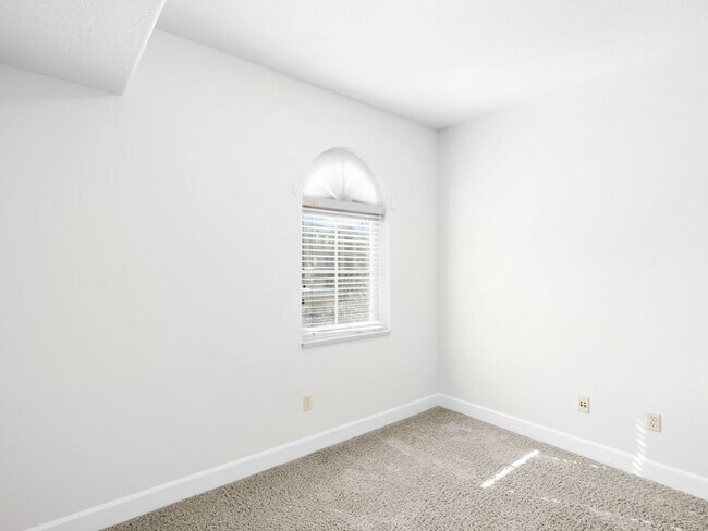 Building Photo - Luxurious Condo in North Orem