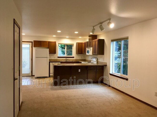 Building Photo - 12545 Roosevelt Way NE