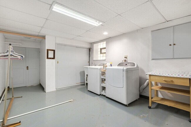 Building Photo - 2630 N Sacramento Ave