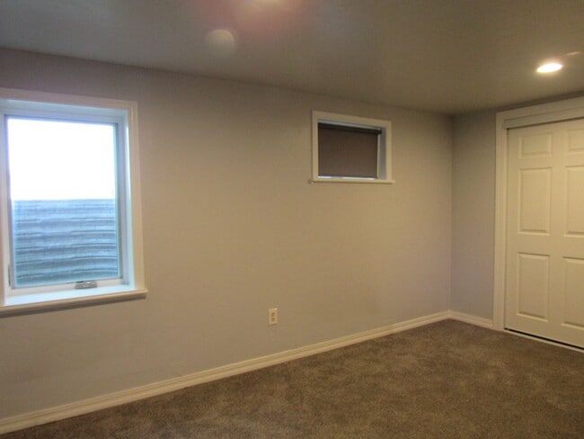 Building Photo - Secluded Eastside Townhome W/Double Garage