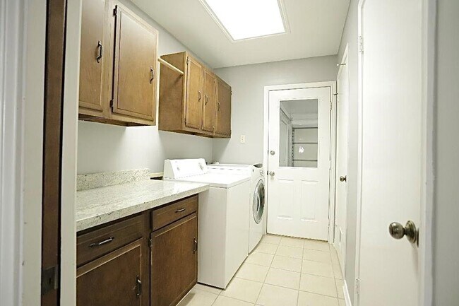 Building Photo - 16 Golf Vw Mnr