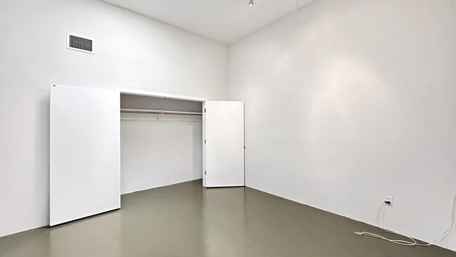 Building Photo - Authentic Loft Living in an Emeryville Landmark