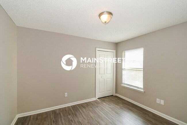 Building Photo - 4 Bedroom Pet-Friendly Home in Jacksonville, FL with Main Street Renewal