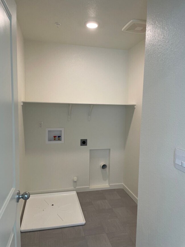 Building Photo - NEW SOLAR SMART HOME IN WEST ROSEVILLE!