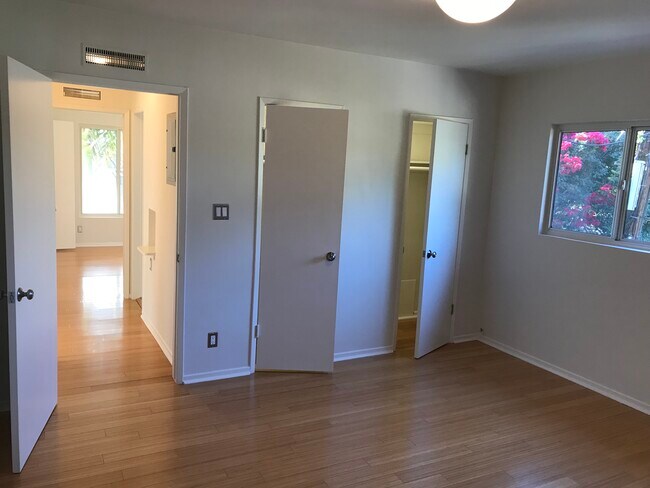 Building Photo - 1646 Livonia Ave