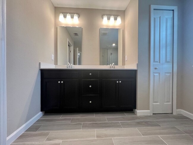 Building Photo - 2 Bedroom 2.5 bath Townhome in Beachwalk!