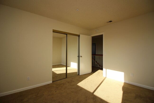 Building Photo - 3 Bedroom Townhome for Rent!