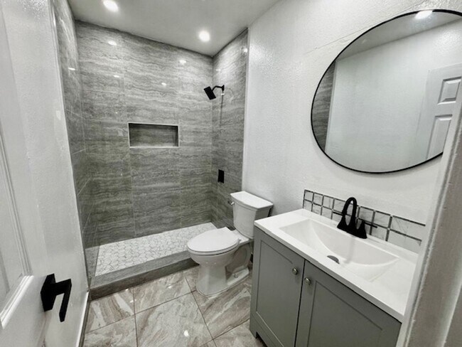 Building Photo - 2 bedroom 1.5 bathroom First Floor Condo in Cape Coral