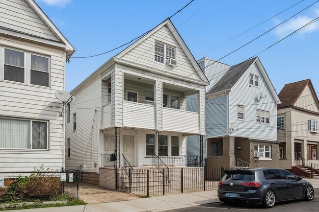 Building Photo - 16 Vreeland Terrace