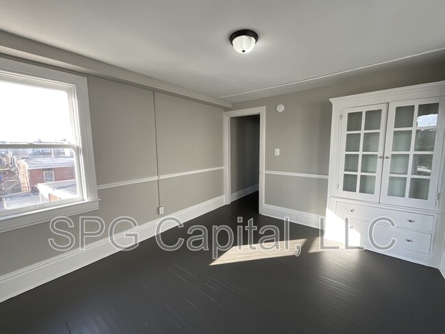 Building Photo - 1042 W Market St