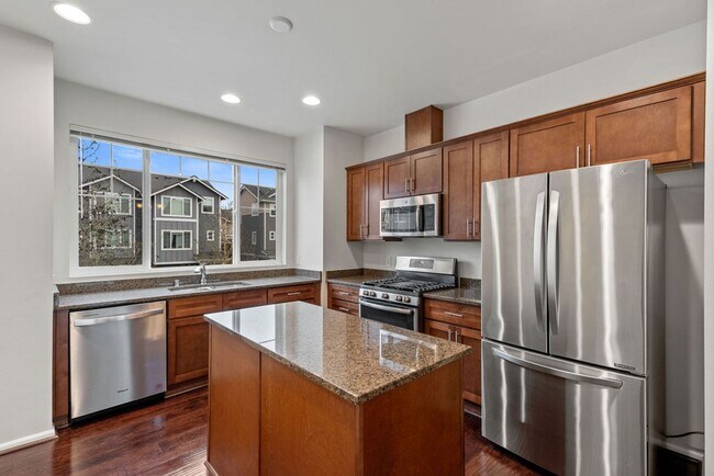 Building Photo - Spaciously Modern Tri Level Townhome for Rent in North Everett