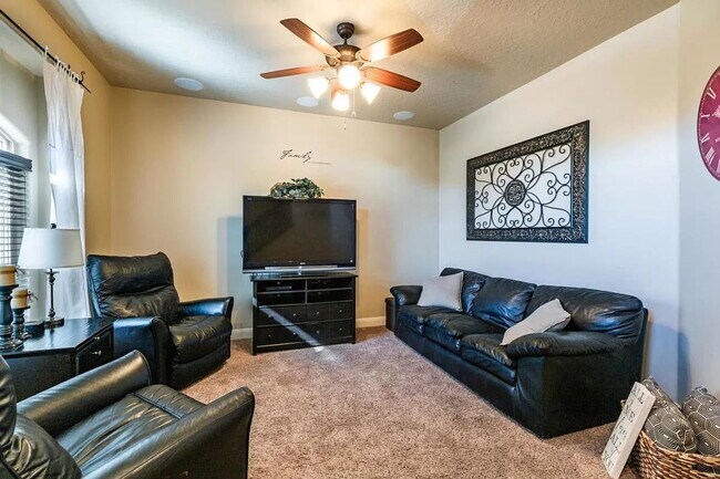 Building Photo - Spacious 3-Bed Townhouse Retreat in Southgate Townhomes