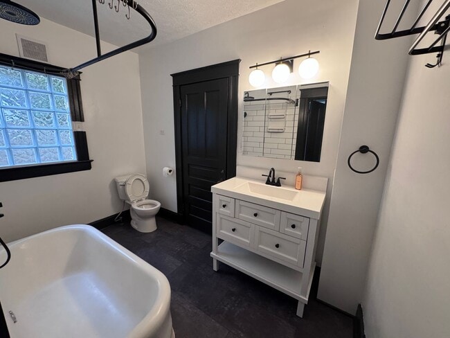 Building Photo - Charming Updated 4 Bedroom in East Council...