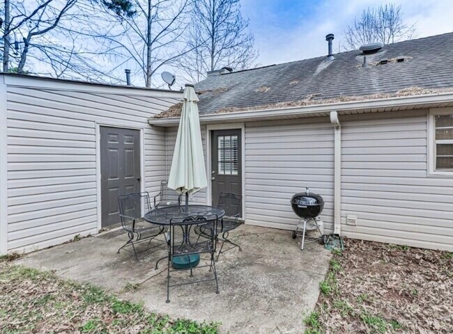 Building Photo - 4925 Farmstead Ct NE