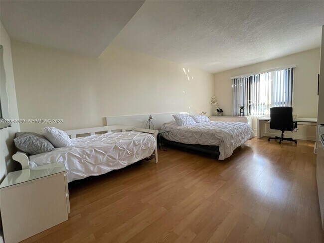Building Photo - 151 Crandon Blvd
