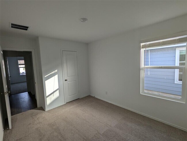 Building Photo - 220 Northern Pintail Dr