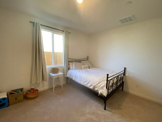 Building Photo - Like Brand New 3 Bed 2 Bath Home FOR RENT!