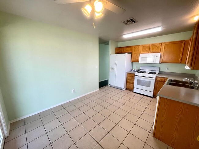 Building Photo - Cute 3 Bedroom Home Near Splash Pad and Hu...