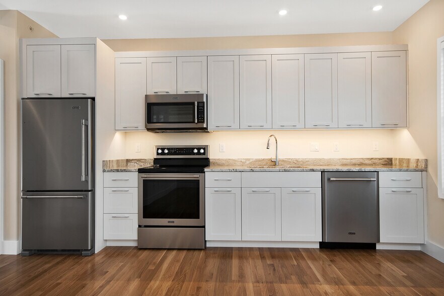 Kitchen - 223 Cumberland Ave
