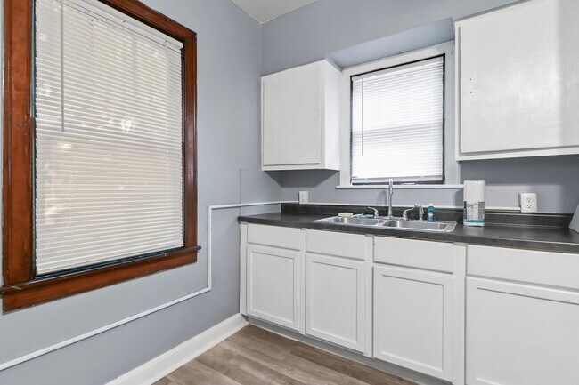 Building Photo - 708 S 15th St