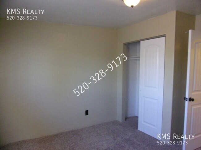 Building Photo - 5625 S Irving Dr