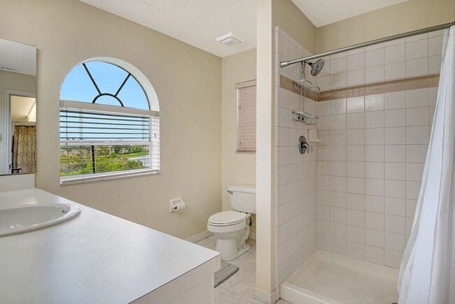 Building Photo - Spacious 3 bedroom, 2 bath condo with a lake view in Palmer Ranch